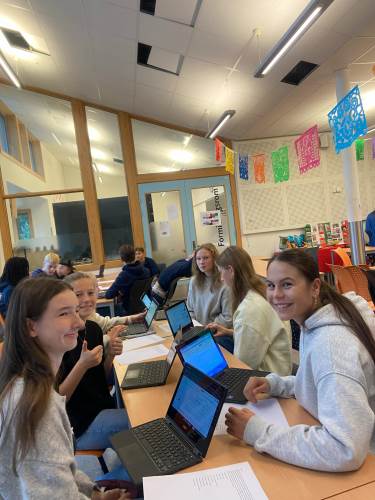 Her jobbes det effektivt og grundig med ulike tekster på spansk om nasjonaldagsfeiringene.